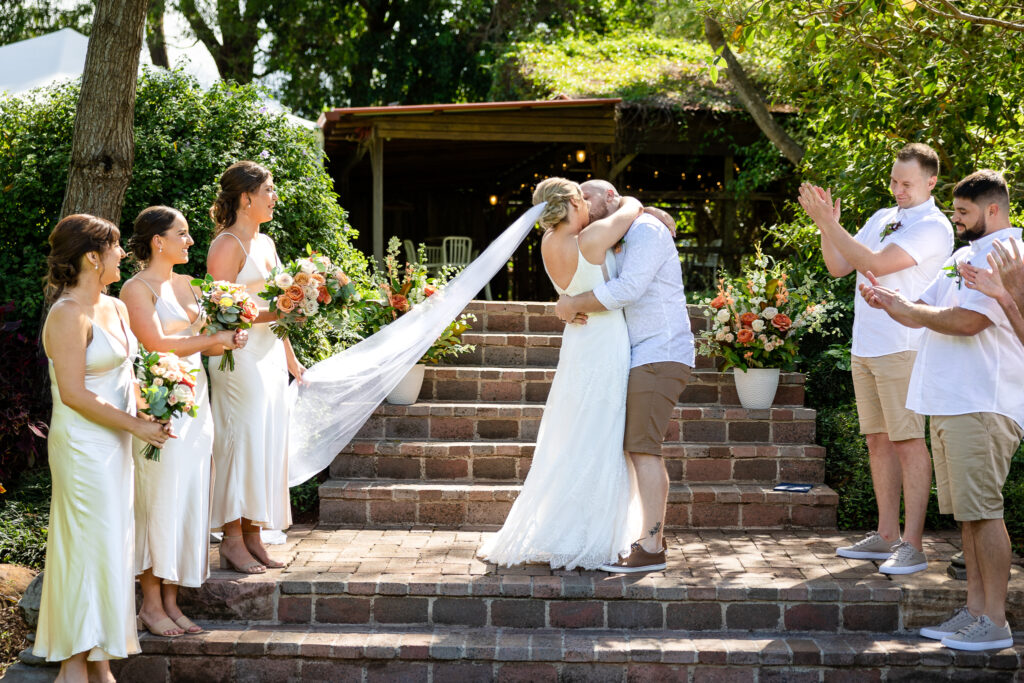 brisbane-wedding-photographer-the-secret-garden-kiss